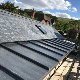 Flat roof with ridges